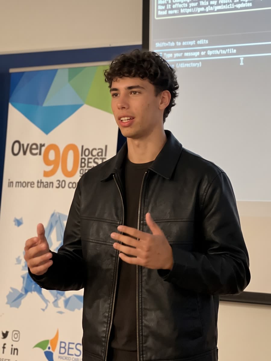Álvaro Carpintero hablando en público en un evento de BEST UC3M