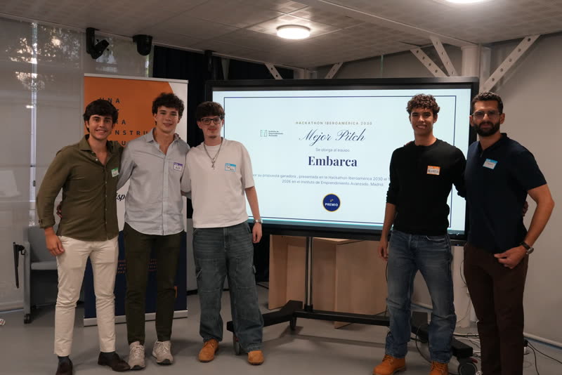 El equipo de Embarca con el premio al mejor pitch de la Hackathon Iberoamérica 2030