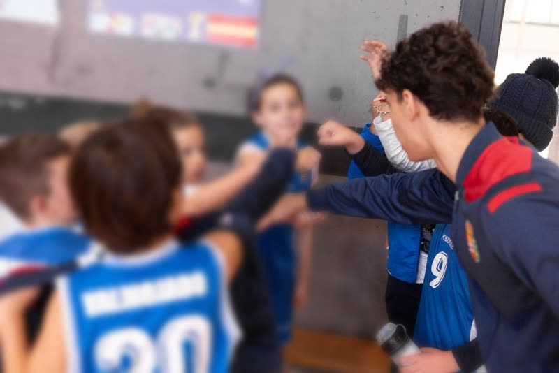 Choque de puños con los jugadores antes de saltar a la pista