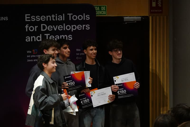 Álvaro Carpintero recogiendo el tercer premio de la Hackathon BEST UC3M × JetBrains con el equipo de HiveMind